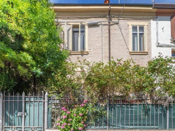 casa indipendente in vendita a Ferrara in zona Centro Storico