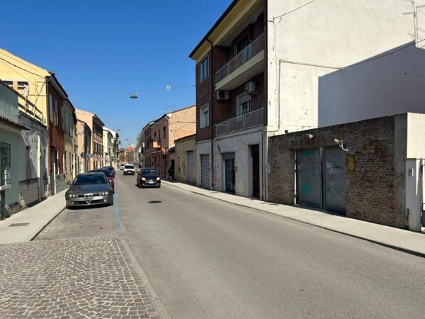 negozio in vendita a Ferrara in zona Centro Storico