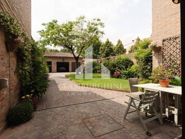 casa indipendente in vendita a Ferrara in zona Centro Storico