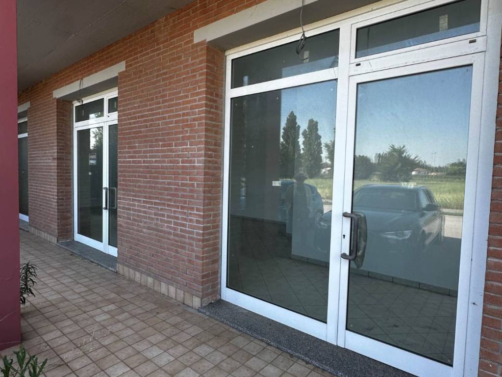 negozio in vendita a Ferrara in zona Cona