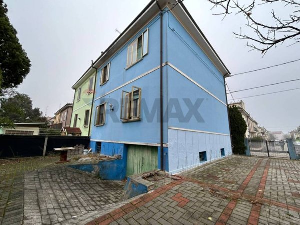casa indipendente in vendita a Ferrara