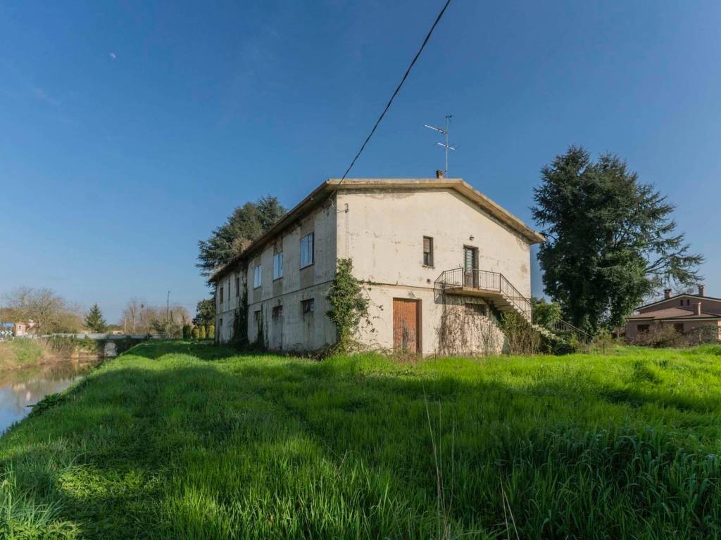 casa indipendente in vendita a Ferrara