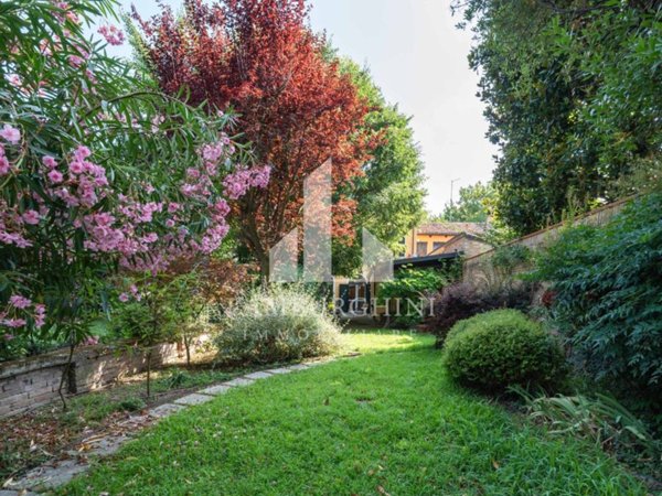 casa indipendente in vendita a Ferrara in zona Centro Storico