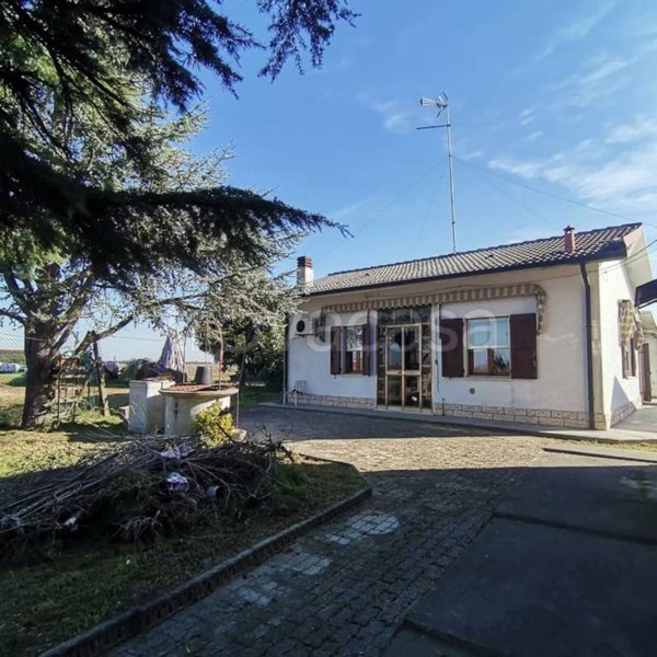casa indipendente in vendita a Ferrara in zona Correggio
