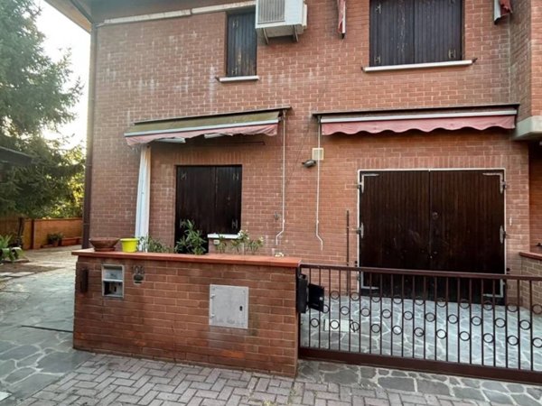 casa indipendente in vendita a Ferrara