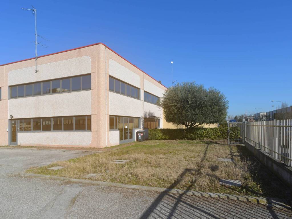 ufficio in vendita a Ferrara in zona Porotto / Cassana