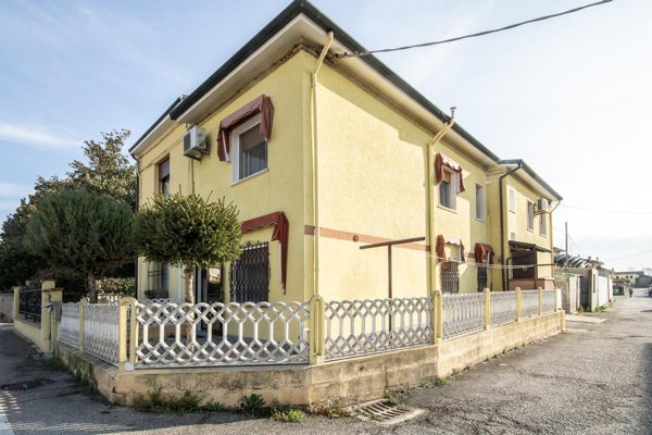 casa indipendente in vendita a Ferrara in zona Porotto / Cassana
