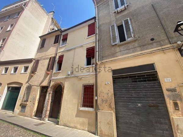 casa indipendente in vendita a Ferrara in zona Centro Storico