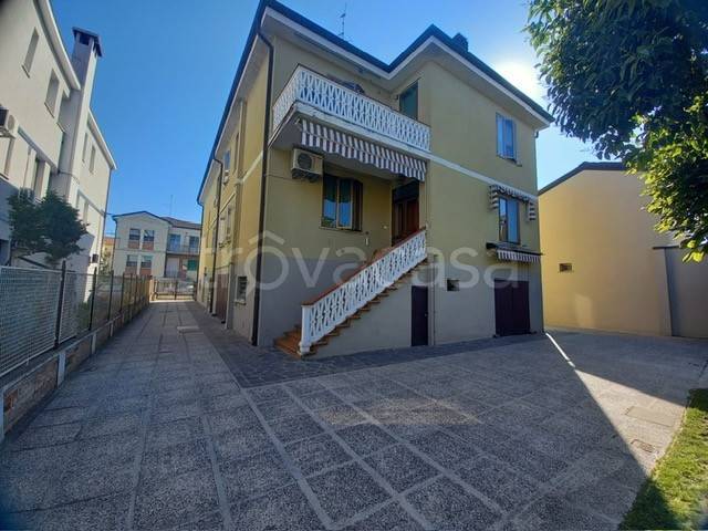 casa indipendente in vendita a Ferrara