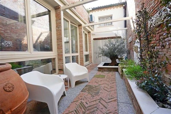 negozio in vendita a Ferrara in zona Centro Storico