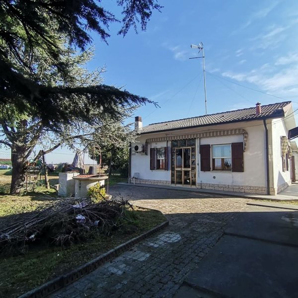 casa indipendente in vendita a Ferrara in zona Corlo