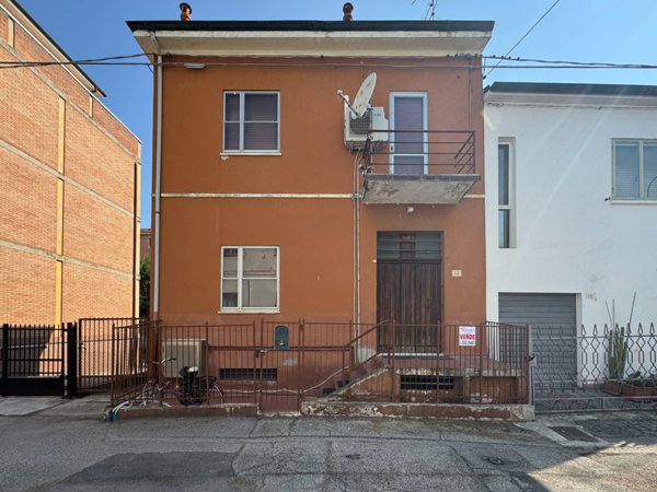 casa indipendente in vendita a Ferrara