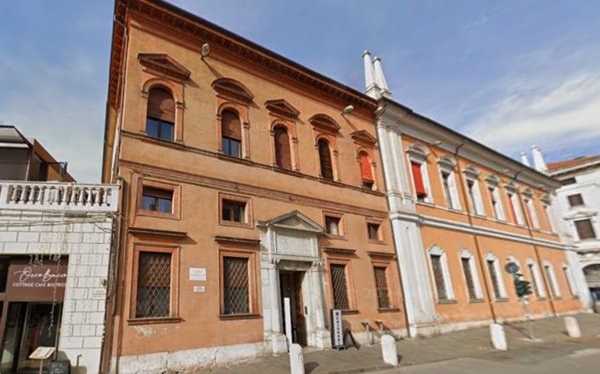ufficio in vendita a Ferrara in zona Centro Storico