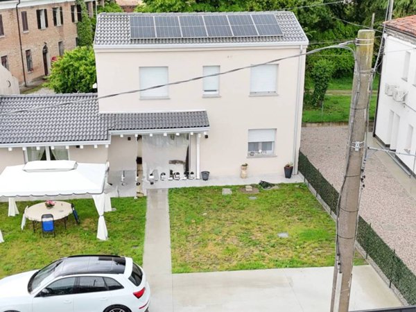 casa indipendente in vendita a Ferrara in zona Casaglia