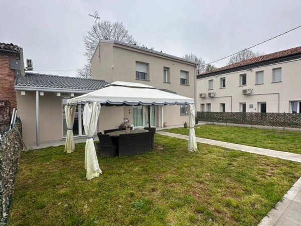casa indipendente in vendita a Ferrara in zona Casaglia