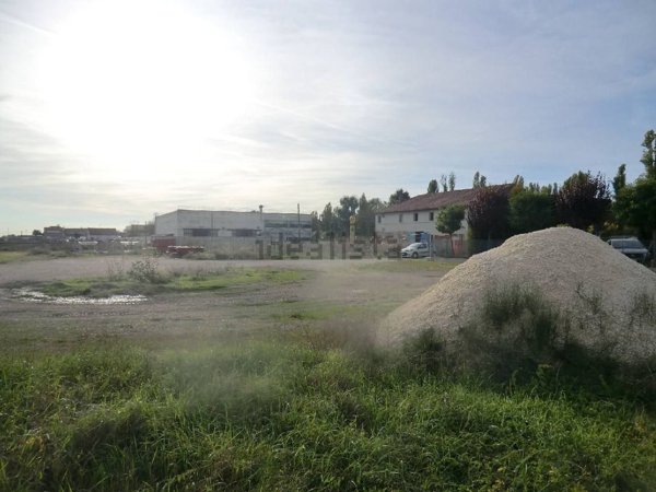 terreno edificabile in vendita a Ferrara