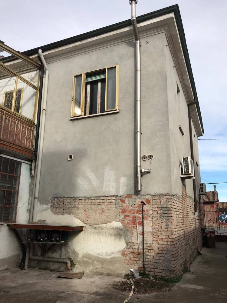 casa indipendente in vendita a Ferrara in zona Centro Storico