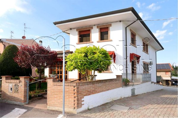 casa indipendente in vendita a Ferrara in zona Centro Storico