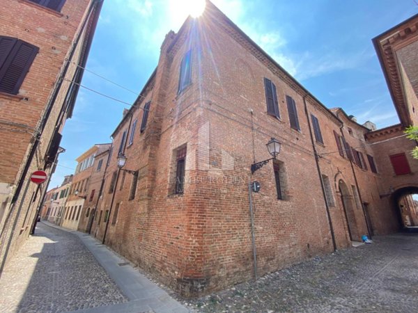 appartamento in vendita a Ferrara in zona Centro Storico