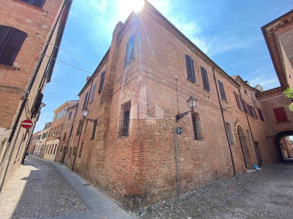 appartamento in vendita a Ferrara in zona Centro Storico