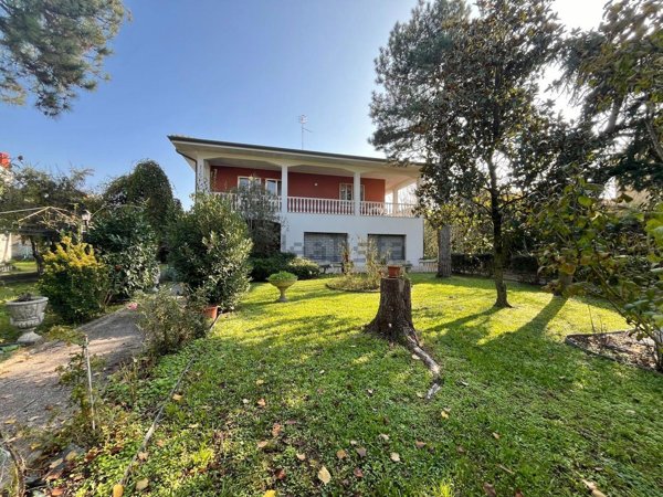casa indipendente in vendita a Ferrara