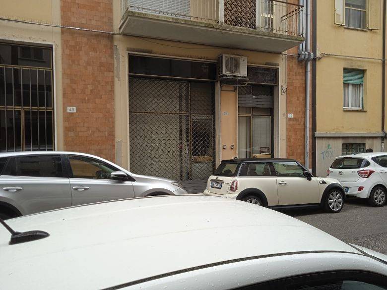 negozio in vendita a Ferrara