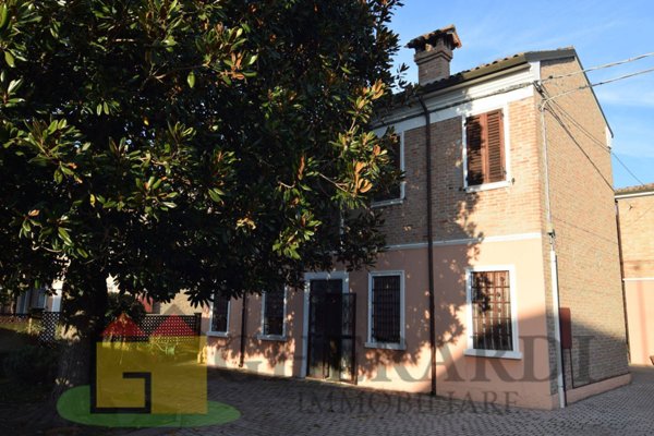 casa indipendente in vendita a Ferrara in zona Centro Storico