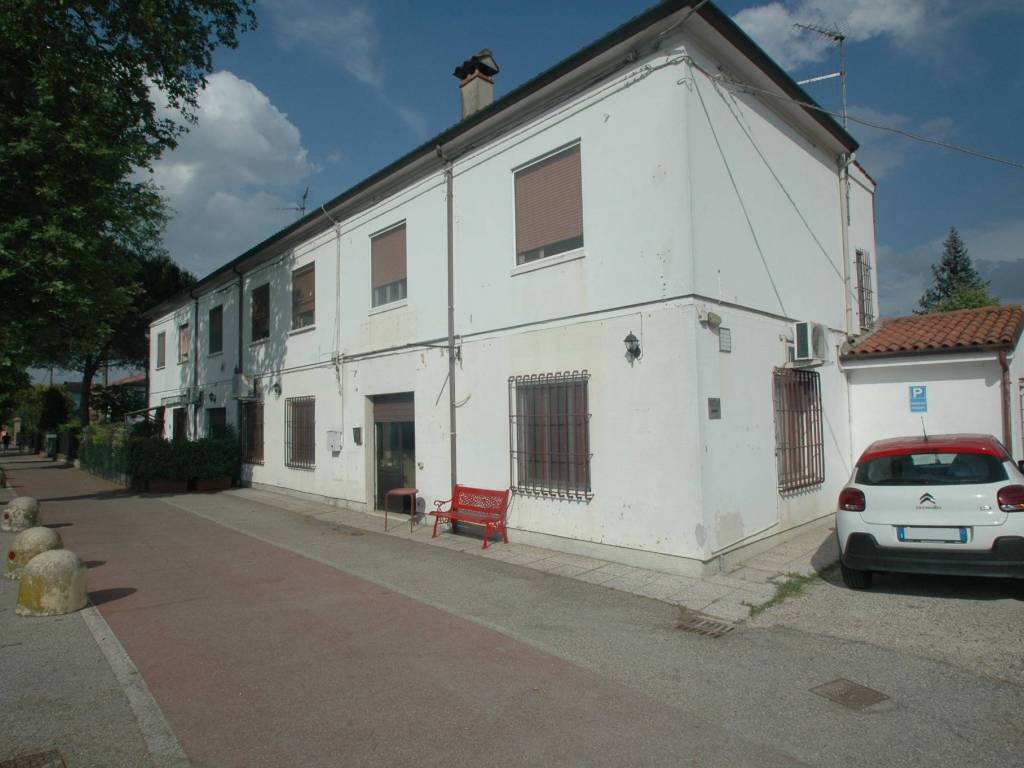 negozio in vendita a Ferrara in zona Francolino