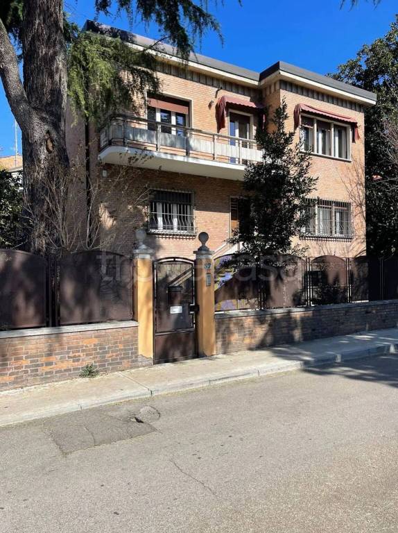 casa indipendente in vendita a Ferrara in zona Centro Storico