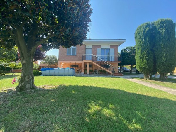 casa indipendente in vendita a Ferrara