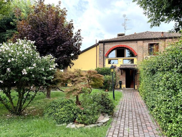 casa indipendente in vendita a Ferrara in zona Quartesana