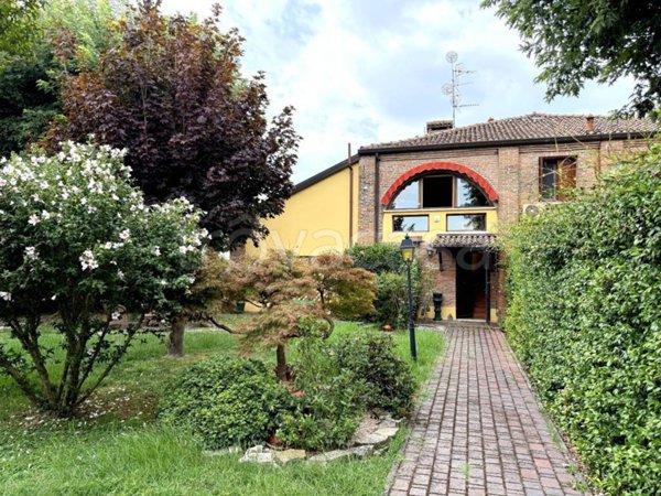 casa indipendente in vendita a Ferrara in zona Quartesana