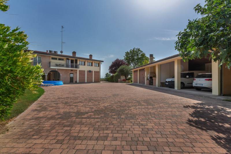 casa indipendente in vendita a Ferrara in zona Quartesana