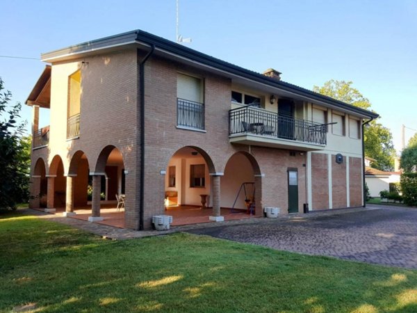 casa indipendente in vendita a Ferrara in zona Quartesana