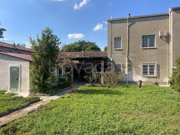 casa indipendente in vendita a Ferrara in zona Centro Storico