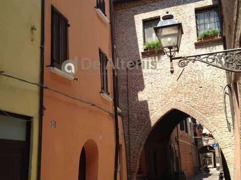 appartamento in vendita a Ferrara in zona Centro Storico