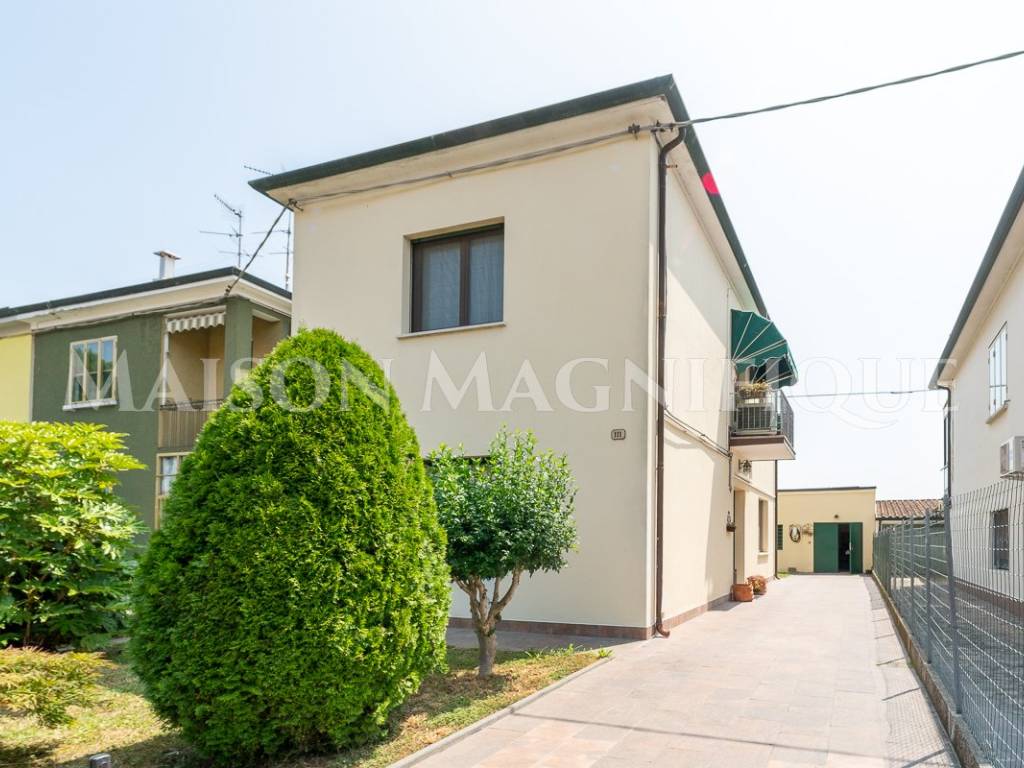 casa indipendente in vendita a Ferrara in zona Centro Storico