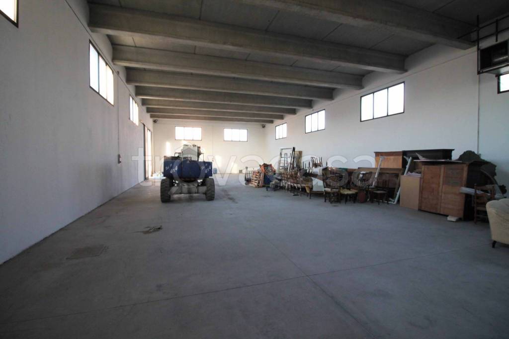 locale commerciale in vendita a Ferrara