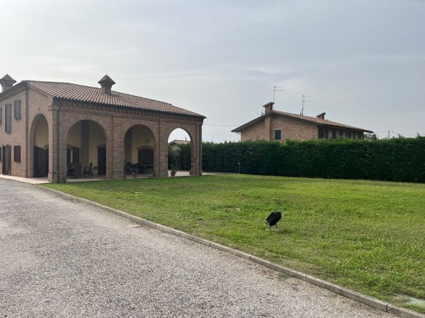 casa indipendente in vendita a Ferrara in zona Centro Storico
