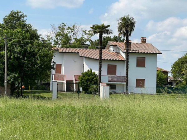 casa indipendente in vendita a Ferrara in zona Correggio