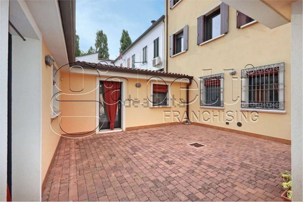 casa indipendente in vendita a Ferrara