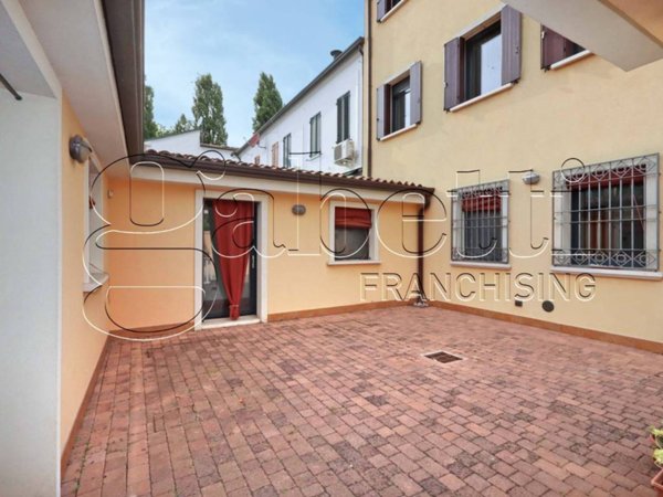 casa indipendente in vendita a Ferrara in zona Centro Storico