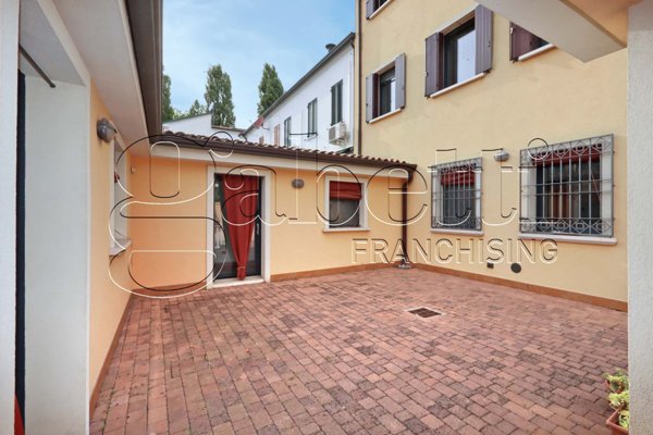 casa indipendente in vendita a Ferrara in zona Centro Storico