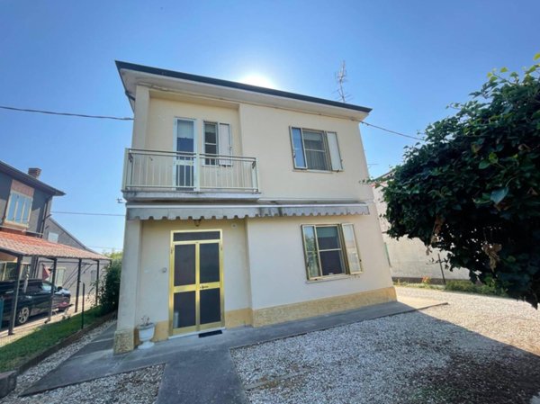 casa indipendente in vendita a Ferrara in zona Corlo