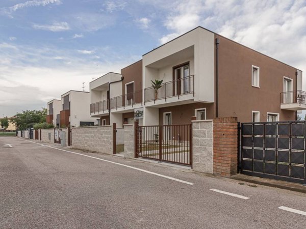 casa indipendente in vendita a Ferrara