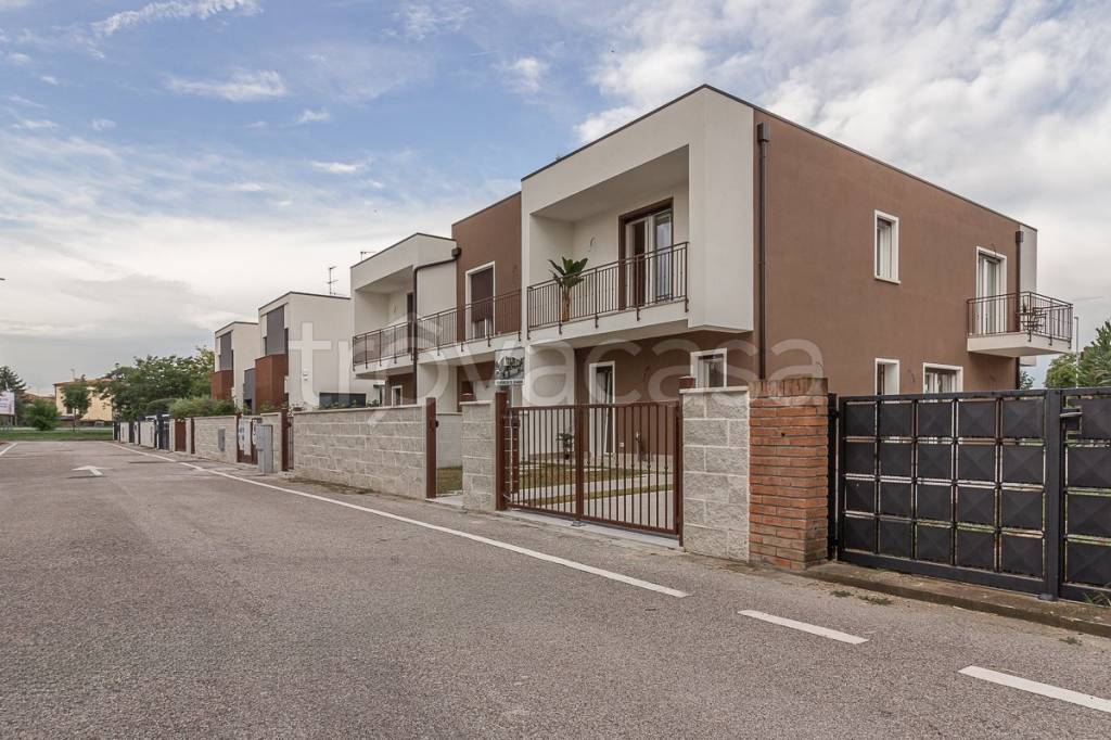 casa indipendente in vendita a Ferrara