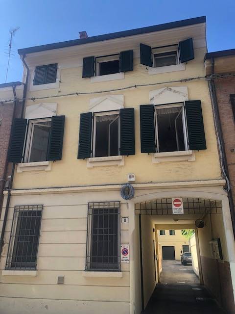 casa indipendente in vendita a Ferrara in zona Centro Storico