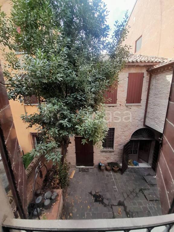 casa indipendente in vendita a Ferrara in zona Centro Storico