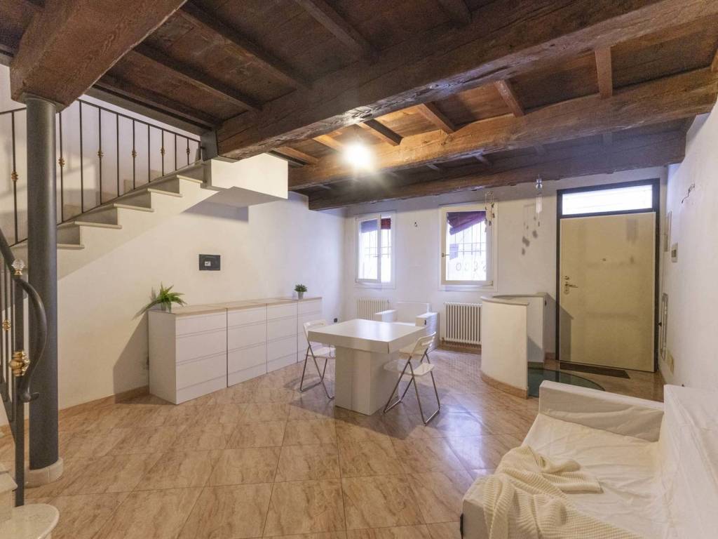 casa indipendente in vendita a Ferrara in zona Centro Storico