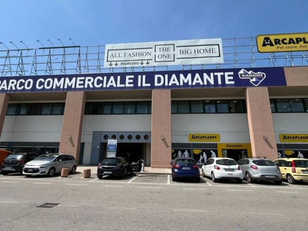 negozio in vendita a Ferrara in zona Pontelagoscuro
